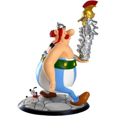 Plastoy - Astérix - Figurine d'Obélix avec une pile de casques - 2