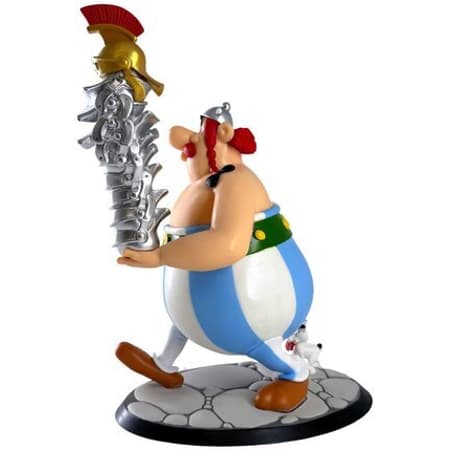 Plastoy - Astérix - Figurine d'Obélix avec une pile de casques - 3